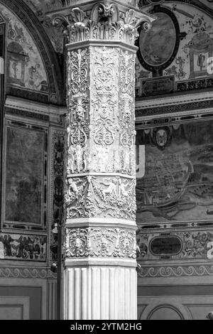 Firenze, Italia - 5 aprile 2022: Cortile interno di Palazzo Strozzi, un importante edificio storico a Firenze, Toscana, Italia. Foto Stock