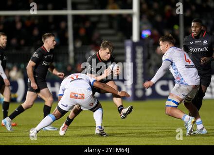 Theo Dan dei Saracens viene placcato da Alulutho Tshakweni dei Vodacom Bulls (a sinistra) durante la partita della Investec Champions Cup allo Stonex Stadium di Londra. Data foto: Sabato 7 dicembre 2024. Foto Stock