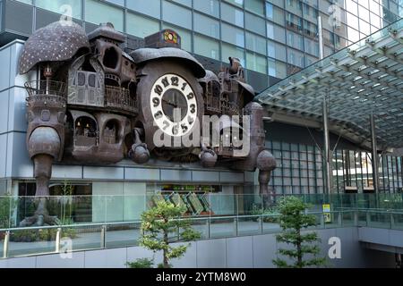 NTV Big Clock alla Nittele Tower di Tokyo, Giappone. Si tratta di un grande orologio e scultura progettati da Hayao Miyazaki, installati fuori dalla Nittele Tower. Foto Stock