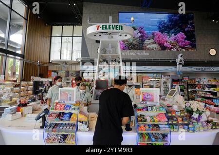 Pattaya, Tailandia - 25 maggio 2023: 24 ore su 24, 7 giorni su 7-Eleven minimarket situato a Pattaya, vicino a Bangkok. Questo negozio è considerato il più grande del mondo 7-11. Foto Stock