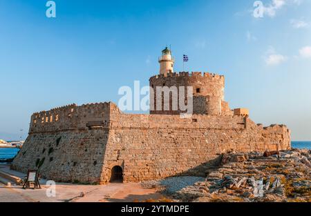 Saint Nicholas fortezza e il faro in entrata del porto di Mandraki, a Rodi, Grecia. Foto Stock