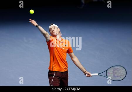 7 dicembre 2024; Copper Box Arena, Stratford, Londra, Inghilterra; Ultimate Tennis Showdown Grand Final Day 2; Ugo Humbert serve Andrey Rublev Foto Stock