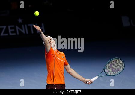 7 dicembre 2024; Copper Box Arena, Stratford, Londra, Inghilterra; Ultimate Tennis Showdown Grand Final Day 2; Ugo Humbert serve Andrey Rublev Foto Stock