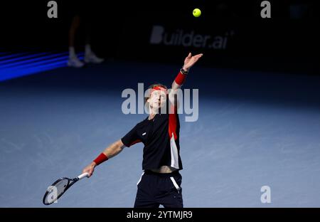 7 dicembre 2024; Copper Box Arena, Stratford, Londra, Inghilterra; Ultimate Tennis Showdown Grand Final Day 2; Andrey Rublev serve Ugo Humbert Foto Stock