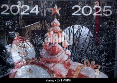 Mosca, Russia. 7 dicembre 2024. Una recinzione durante la preparazione del mercatino di Natale per le vacanze di Capodanno in Piazza Manezhnaya nel centro di Mosca la vigilia di Capodanno 2025, Russia Foto Stock