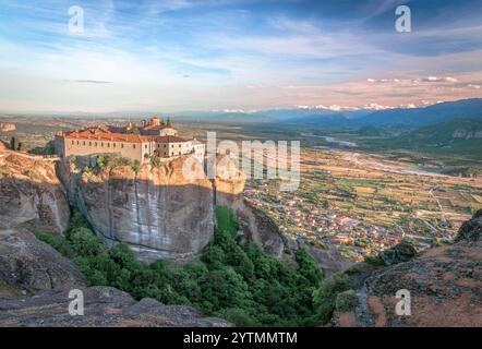 Il convento di Santo Stefano, un monastero ortodosso orientale a Meteora, Tessaglia, Grecia centrale, con Kalambaka sullo sfondo Foto Stock