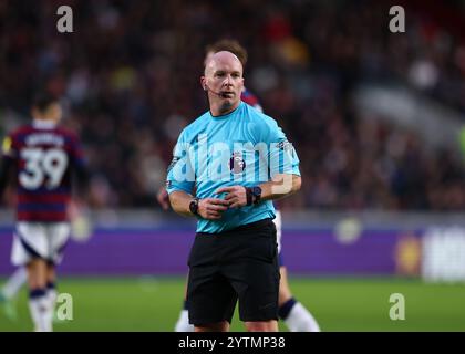 7 dicembre 2024; Gtech Community Stadium, Brentford, Londra, Inghilterra; Premier League Football, Brentford contro Newcastle United; arbitro Simon Hooper Foto Stock