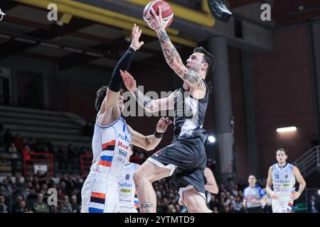 # 13 Tommaso Baldasso (Bertram Derthona Basket Tortona) e #14 Mascolo Bruno (NutriBullet Treviso Basket) durante Bertram Derthona Tortona vs Nutribullet Treviso Basket, partita di serie A A a Casale Monferrato (AL), Italia, 7 dicembre 2024 Foto Stock