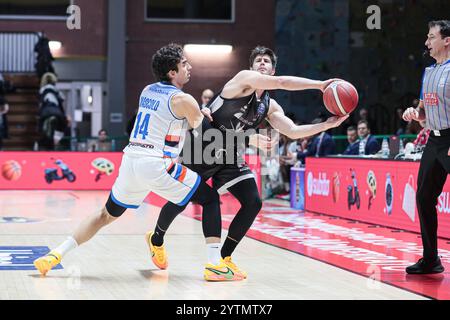 # 7 Leonardo Candi (Bertram Derthona Basket Tortona) e #14 Mascolo Bruno (NutriBullet Treviso Basket) durante il Bertram Derthona Tortona vs Nutribullet Treviso Basket, partita di serie A A a Casale Monferrato (AL), Italia, 7 dicembre 2024 Foto Stock
