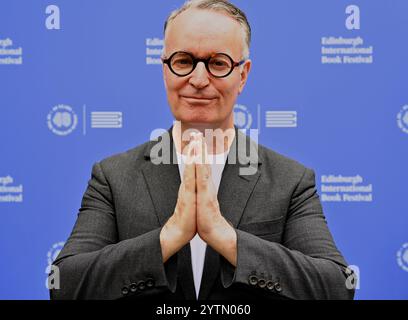 Edimburgo, Scozia, Regno Unito. 22 agosto 2023. 40° anniversario dell'Edinburgh International Book Festival: L'autore scozzese e il candidato al Three Times Booker Prize Andrew o'Hagan alla photocall ufficiale. Credit Craig Brown/Alamy Live News Foto Stock