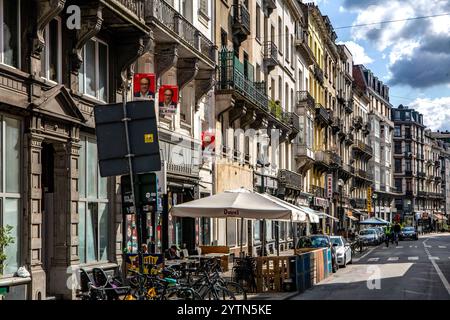 Die Rue Antoine Dansaert befindet sich im Zentrum von Brüssel und verbindet die Rue Auguste Orts in der Nähe der Börse mit dem Vlaamsepoort. Die Dansaertstraat ist eine Einkaufsstraße Rue Antoine Dansaert *** Rue Antoine Dansaert si trova nel centro di Bruxelles e collega Rue Auguste Orts vicino alla borsa valori con il Vlaamsepoort. La Dansaertstraat è una via dello shopping Rue Antoine Dansaert Foto Stock