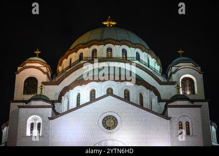 Vista notturna della chiesa di Santa Sava, una delle più grandi chiese cristiane ortodosse del mondo a Belgrado, capitale della Serbia Foto Stock