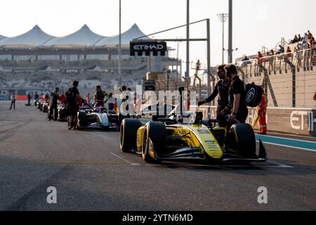 7 dicembre 2024, Abu Dhabi, Singapore, Emirati Arabi Uniti: Griglia F2 sabato al Gran Premio di Formula 1 di Abu Dhabi 2024 sul circuito Yas Marina. (Immagine di credito: © Antoine Lapeyre/ZUMA Press Wire) SOLO PER USO EDITORIALE! Non per USO commerciale! Foto Stock