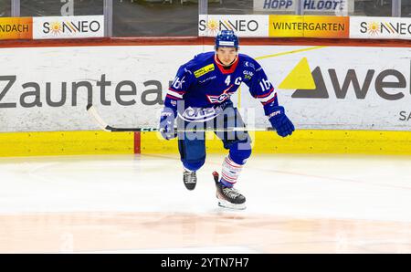 Kloten, Svizzera, 17 novembre 2024: #4 David Lekic, difensore EHC Kloten U20-Elit Team. (Foto di Andreas Haas/dieBildmanufaktur) Foto Stock