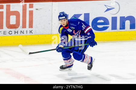 Kloten, Svizzera, 17 novembre 2024: #19 Mattia Grimm, attaccante EHC Kloten U20-Elit Team. (Foto di Andreas Haas/dieBildmanufaktur) Foto Stock