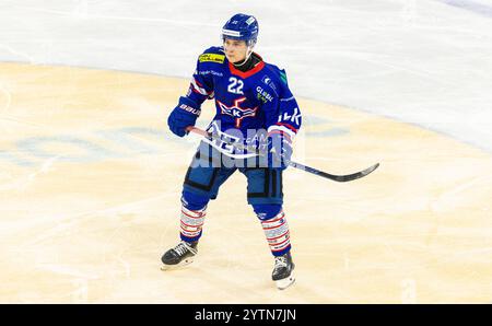 Kloten, Svizzera, 17 novembre 2024: #22 Keanu Woodtli, attaccante EHC Kloten U20-Elit Team. (Foto di Andreas Haas/dieBildmanufaktur) Foto Stock