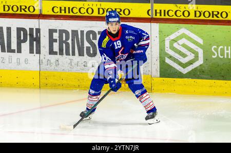 Kloten, Svizzera, 17 novembre 2024: #19 Mattia Grimm, attaccante EHC Kloten U20-Elit Team. (Foto di Andreas Haas/dieBildmanufaktur) Foto Stock