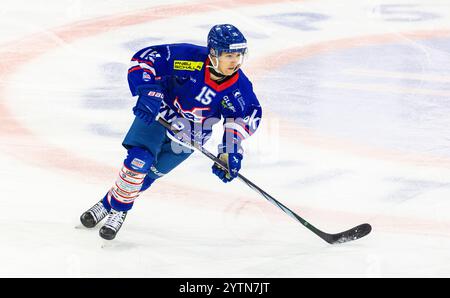 Kloten, Svizzera, 17 novembre 2024: #15 Demian Gramegna, difensore EHC Kloten U20-Elit Team. (Foto di Andreas Haas/dieBildmanufaktur) Foto Stock