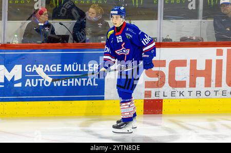 Kloten, Svizzera, 24 novembre 2024: #19 Mattia Grimm, attaccante EHC Kloten U20-Elit Team. (Foto di Andreas Haas/dieBildmanufaktur) Foto Stock