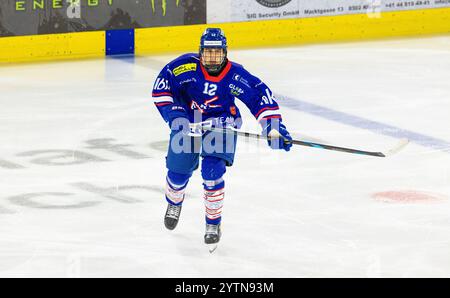 Kloten, Svizzera, 24 novembre 2024: #12 Joris Zahner, difensore EHC Kloten U20-Elit Team. (Foto di Andreas Haas/dieBildmanufaktur) Foto Stock