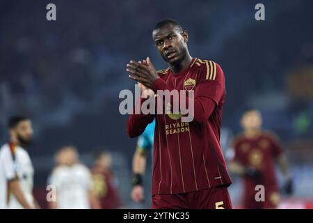 Roma, Italia. 7 dicembre, 2024. Evan N'Dicka della Roma applaude durante la partita di campionato italiano di serie A tra AS Roma e US Lecce il 7 dicembre 2024 allo Stadio Olimpico di Roma. Crediti: Federico Proietti / Alamy Live News Foto Stock