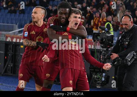 Stadio Olimpico, Roma, Italia. 7 dicembre 2024. Serie A Football; Roma contro Lecce; Alexis Saelemaekers di AS Roma festeggia dopo aver segnato il gol per 1-0 al 13° minuto Credit: Action Plus Sports/Alamy Live News Foto Stock