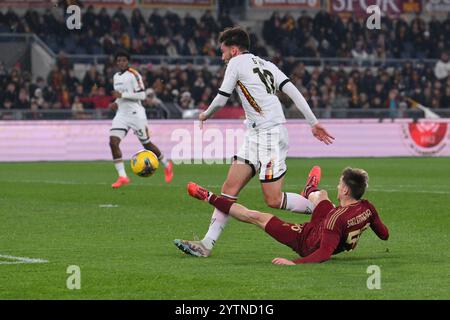 Stadio Olimpico, Roma, Italia. 7 dicembre 2024. Serie A Football; Roma contro Lecce; Alexis Saelemaekers dell'AS Roma tira e segna il gol per il 1-0 anche se in bundle al 13° minuto Credit: Action Plus Sports/Alamy Live News Foto Stock