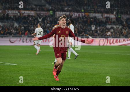 Stadio Olimpico, Roma, Italia. 7 dicembre 2024. Serie A Football; Roma contro Lecce; Alexis Saelemaekers di AS Roma festeggia dopo aver segnato il gol per 1-0 al 13° minuto Credit: Action Plus Sports/Alamy Live News Foto Stock