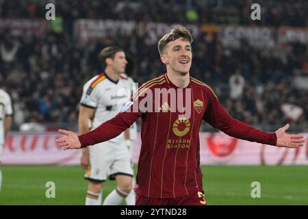 Stadio Olimpico, Roma, Italia. 7 dicembre 2024. Serie A Football; Roma contro Lecce; Alexis Saelemaekers di AS Roma festeggia dopo aver segnato il gol per 1-0 al 13° minuto Credit: Action Plus Sports/Alamy Live News Foto Stock