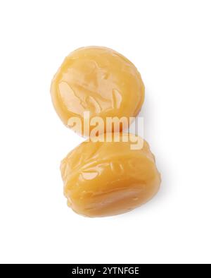 Gustose caramelle toffee dure isolate sul bianco, vista dall'alto Foto Stock