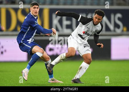 Liegi, Belgio. 7 dicembre 2024. Omri Gandelman di Gent e Joel Chima Fujita di STVV in azione durante una partita di calcio tra KAA Gent e STVV, sabato 07 dicembre 2024 a Gent, il giorno 17 della stagione 2024-2025 della prima divisione della "Jupiler Pro League" del champiosnhip belga. BELGA FOTO JILL DELSAUX credito: Belga News Agency/Alamy Live News Foto Stock