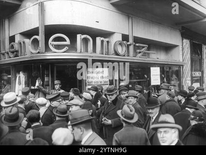 Berlino, aprile 1933. Un membro dell'unità d'assalto NSDAP che impedisce a un gruppo di persone di entrare in un negozio. I manifesti anti-ebrei sono appesi a lato. Fotografia d'archivio dell'aumento dell'antisemitismo in Europa negli anni '1930 Fonte: Archivio nazionale polacco digitale Foto Stock