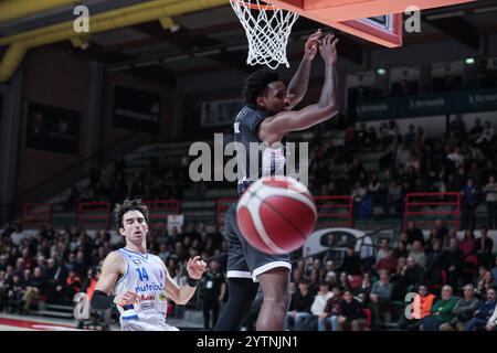 #1 Vital Christian (Bertram Derthona Basket Tortona) e #14 Mascolo Bruno (NutriBullet Treviso Basket) durante Bertram Derthona Tortona vs Nutribullet Treviso Basket, partita di serie A italiana a Casale Monferrato (AL), Italia, 7 dicembre 2024 Foto Stock
