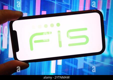 In questa immagine, il logo della società Fidelity National Information Services viene visualizzato sullo schermo di uno smartphone. Foto Stock