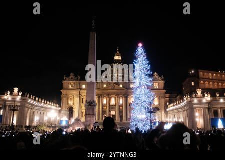 Vaticano, illuminazione dell'albero di Natale in Piazza San Pietro. L'albero, abete rosso di 29 cm, proviene dal Trentino, Val di Ledro. Il 7 dicembre 2024 in Vaticano. Copyright: XAndreaxCalandrax Foto Stock