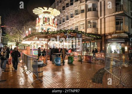 Victoria Square, Birmingham, 7 dicembre 2024 - il mercato di Francoforte di Birmingham era più tranquillo del solito sabato sera, dato che molti hanno ascoltato i consigli per stare al chiuso. Rispetto al venerdì, i bar erano praticamente vuoti perché chi si avventurava fuori era bagnato dalla pioggia battente e permeato da forti venti. Crediti: British News and Media/Alamy Live News Foto Stock