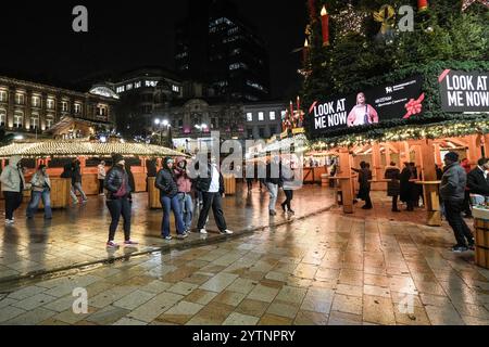 Victoria Square, Birmingham, 7 dicembre 2024 - il mercato di Francoforte di Birmingham era più tranquillo del solito sabato sera, dato che molti hanno ascoltato i consigli per stare al chiuso. Rispetto al venerdì, i bar erano praticamente vuoti perché chi si avventurava fuori era bagnato dalla pioggia battente e permeato da forti venti. Crediti: British News and Media/Alamy Live News Foto Stock