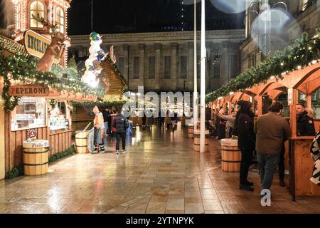 Victoria Square, Birmingham, 7 dicembre 2024 - il mercato di Francoforte di Birmingham era più tranquillo del solito sabato sera, dato che molti hanno ascoltato i consigli per stare al chiuso. Rispetto al venerdì, i bar erano praticamente vuoti perché chi si avventurava fuori era bagnato dalla pioggia battente e permeato da forti venti. Crediti: British News and Media/Alamy Live News Foto Stock