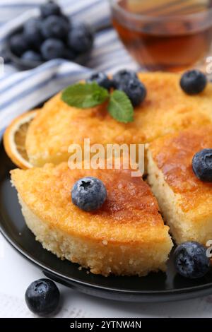 Deliziosa torta di semola con mirtilli su un tavolo di legno bianco, primo piano Foto Stock