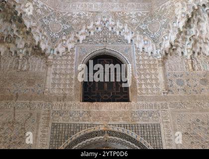 Muro nel Palazzo dell'Alhambra con design stalattita, Granada, Spagna, 2024. Foto Stock