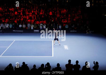 7 dicembre 2024; Copper Box Arena, Stratford, Londra, Inghilterra; Ultimate Tennis Showdown Grand Final Day 2; Andrey Rublev serve Thanasi Kokkinakis Foto Stock