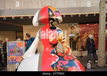 Madrid, Spagna. 7 dicembre 2024. La vista di una scultura a forma di figure del pittore Velázquez Las Menina è in mostra durante la mostra Meninas Madrid Gallery. 8 dicembre 2024 Spagna credito: SIPA USA/Alamy Live News Foto Stock