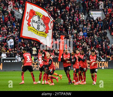 Leverkusen, Renania settentrionale-Vestfalia, Germania. 7 dicembre 2024. GLI UNDICI DI PARTENZA DELLA BAYER 04 LEVERKUSEN, TRA CUI PIERO MARTIN HINCAPIE REYNA (3), JONATHAN TAH (4), FLORIAN RICHARD WIRTZ (10), EDMOND FAYCIAL TAPSOBA (12), ARTHUR (13), NATHAN TELLA (19), ALEJANDRO GRIMALDO (20), ALEIX GARCIA (24), EXEQUIEL ALEJANDRO PALACIOS (25) e GRANIT XHAKA (34) rompono il loro huddle prima del match di Bundesliga 13 tra Bayer 04 Leverkusen e FC St Pauli nella BayArena di Leverkusen, Germania, il 7 dicembre 2024. (Credit Image: © Kai Dambach/ZUMA Press Wire) SOLO PER USO EDITORIALE! Non per Commerc CR Foto Stock