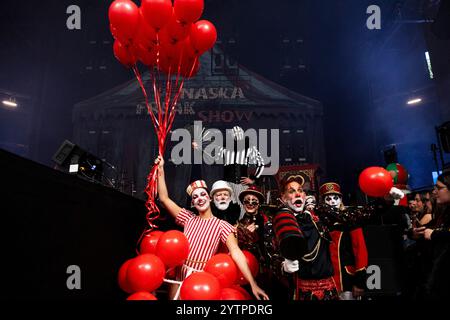 Milano, Italia. 7 dicembre 2024. Vista generale dell'Unipol Forum prima di Naska si esibisce dal vivo in concerto all'Unipol Forum di Milano, il 7 dicembre 2024 Credit: Mairo Cinquetti/Alamy Live News Foto Stock