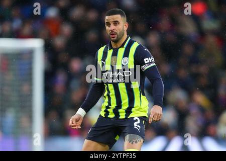 Londra, Regno Unito. 7 dicembre 2024. Kyle Walker di Manchester City passa la palla durante la partita di Premier League Crystal Palace vs Manchester City al Selhurst Park, Londra, Regno Unito, 7 dicembre 2024 (foto di Izzy Poles/News Images) a Londra, Regno Unito il 12/7/2024. (Foto di Izzy Poles/News Images/Sipa USA) credito: SIPA USA/Alamy Live News Foto Stock