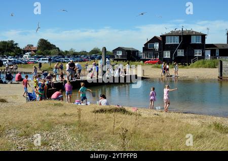 giornata di granchi in famiglia a walberswick, suffolk, inghilterra Foto Stock