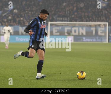 Bergamo, Italia. 6 dicembre 2024. Raul Bellanova dell'Atalanta BC gioca la palla durante la partita Atalanta BC vs AC Milan, 15° serie A Enilive 2024-25 allo stadio Gewiss di Bergamo (BG), Italia, il 6 dicembre 2024. Credito: Agenzia fotografica indipendente/Alamy Live News Foto Stock