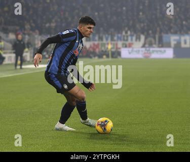 Bergamo, Italia. 6 dicembre 2024. Raul Bellanova dell'Atalanta BC gioca la palla durante la partita Atalanta BC vs AC Milan, 15° serie A Enilive 2024-25 allo stadio Gewiss di Bergamo (BG), Italia, il 6 dicembre 2024. Credito: Agenzia fotografica indipendente/Alamy Live News Foto Stock