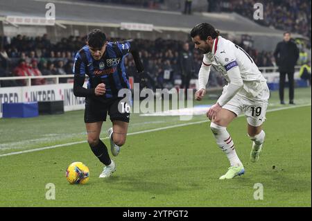 Bergamo, Italia. 6 dicembre 2024. Raul Bellanova dell'Atalanta BC gareggia per il ballo con Theo Hernandez dell'AC Milan durante la partita Atalanta BC vs AC Milan, 15° serie A Enilive 2024-25 allo stadio Gewiss di Bergamo (BG), Italia, il 6 dicembre 2024. Credito: Agenzia fotografica indipendente/Alamy Live News Foto Stock