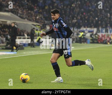 Bergamo, Italia. 6 dicembre 2024. Raul Bellanova dell'Atalanta BC gioca la palla durante la partita Atalanta BC vs AC Milan, 15° serie A Enilive 2024-25 allo stadio Gewiss di Bergamo (BG), Italia, il 6 dicembre 2024. Credito: Agenzia fotografica indipendente/Alamy Live News Foto Stock